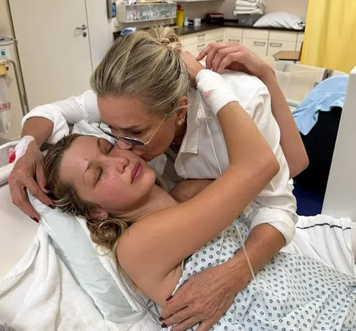 Белла Хадид с матерью в больнице Белла Хадид с матерью в больнице