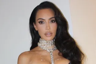 «Настроение отпуска»: Ким Кардашьян в крошечном бикини устроила ночную прогулку с подругами в дерзких нарядах «Настроение отпуска»: Ким Кардашьян в крошечном бикини устроила ночную прогулку с подругами в дерзких нарядах