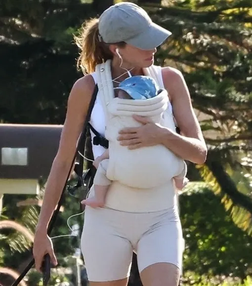 Жизель Бюндхен посадила малыша в специальную переноску