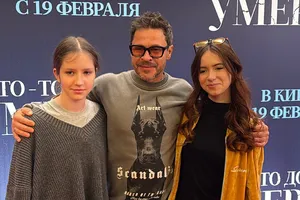 Павел Деревянко вместе с дочерьми от бывшей возлюбленной появился на премьере фильма в Москве