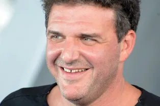 Пикантная ситуация: Максим Виторган оказался в постели с двумя женщинами Пикантная ситуация: Максим Виторган оказался в постели с двумя женщинами