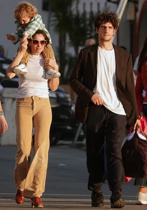 Летиция Каста и Луи Гаррель с сыном