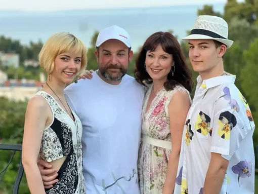 Нонна Гришаева с мужем и детьми Нонна Гришаева с мужем и детьми