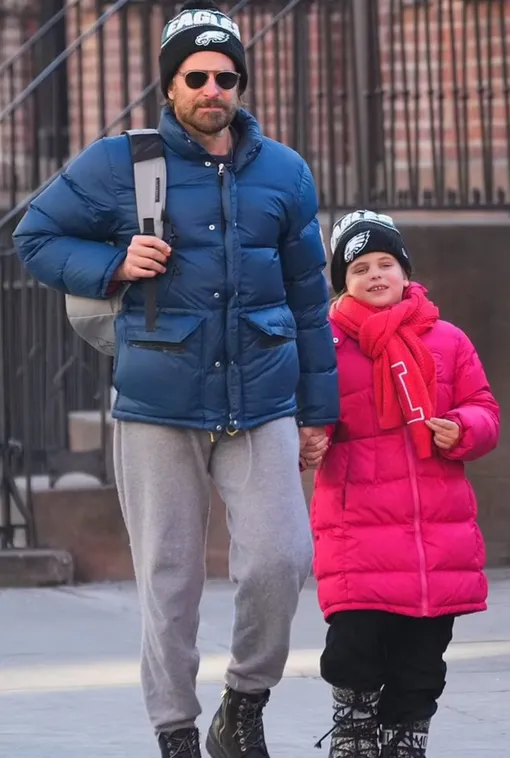 Брэдли Купер и Лея надели одинаковые шапки