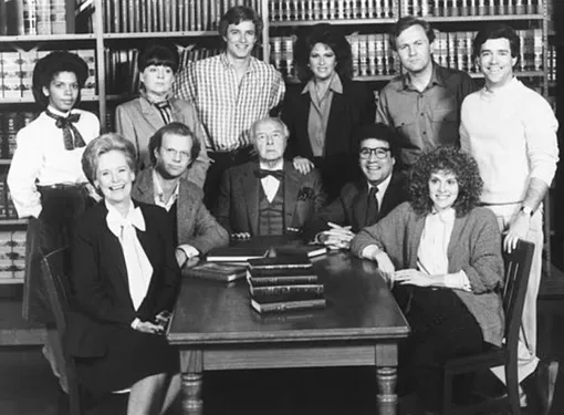 Бетти Харфорд (верхний ряд, вторая слева) с актерами сериала «Бумажная погоня»