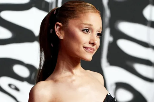 Модный провал: Ариана Гранде в нелепом платье в горошек появилась на премии Video Music Awards