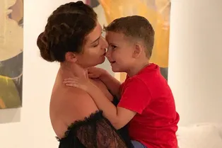 Дочь Жасмин помогает ей в борьбе с истериками 3-летнего сына в магазинах Дочь Жасмин помогает ей в борьбе с истериками 3-летнего сына в магазинах