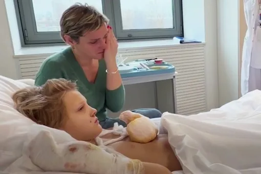 Опубликовано видео с мальчиком Глебом, которому оторвало пальцы при взрыве 10-рублевой купюры в Подмосковье Опубликовано видео с мальчиком Глебом, которому оторвало пальцы при взрыве 10-рублевой купюры в Подмосковье