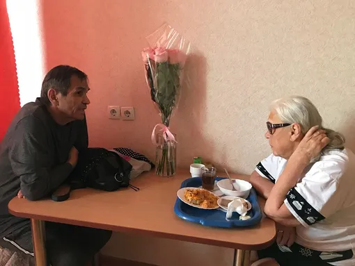 Актриса подписала документы после выписки из больницы Актриса подписала документы после выписки из больницы