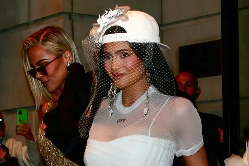 «Выглядит нелепо»: Кайли Дженнер пришла на Met Gala в странном свадебном платье «Выглядит нелепо»: Кайли Дженнер пришла на Met Gala в странном свадебном платье