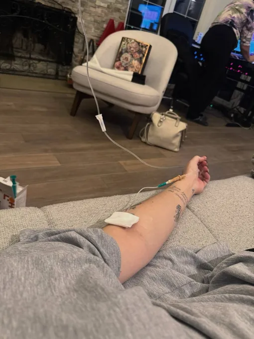 Мона сообщила, что у нее двусторонняя пневмония