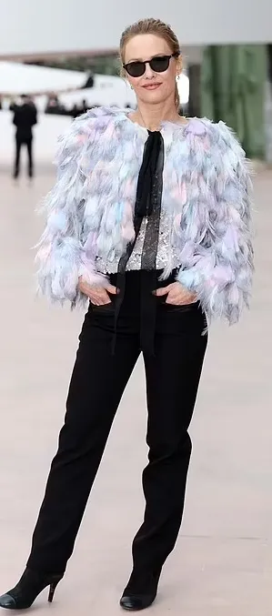 Ванесса Паради пришла на показ Chanel в эффектном пиджаке Ванесса Паради пришла на показ Chanel в эффектном пиджаке