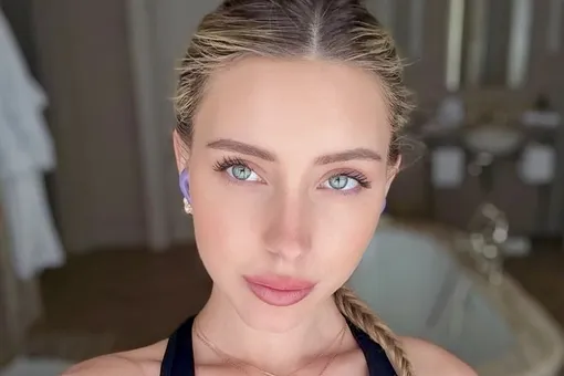 Возлюбленная Павла Дурова показала фигуру в откровенном бикини на пляже во Франции Возлюбленная Павла Дурова показала фигуру в откровенном бикини на пляже во Франции