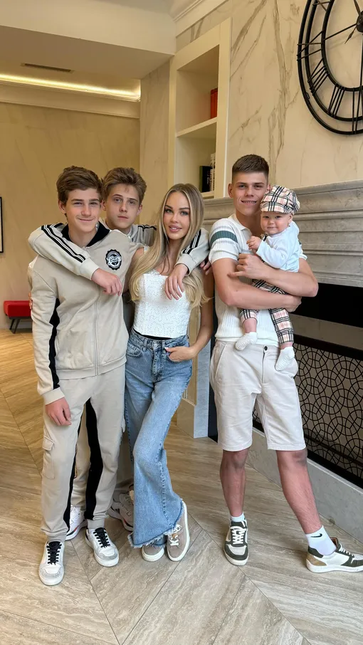 Мария Погребняк с сыновьями