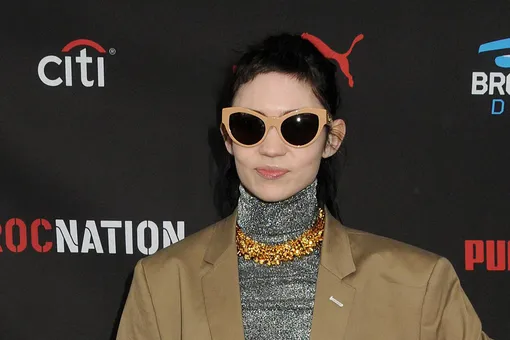 Grimes выставила на продажу свои рисунки