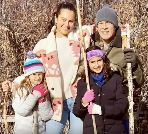 Эмма Хеминг и Брюс Уиллис с дочерьми Эмма Хеминг и Брюс Уиллис с дочерьми