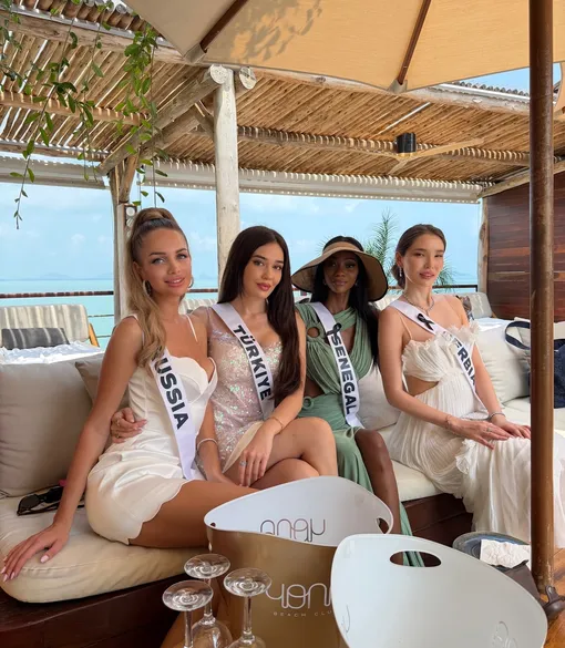 Анастасия Венза с участницами конкурса «Мисс Вселенная»