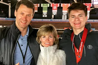 Потерявший родителей в авиакатастрофе фигурист Максим Наумов расплакался на чемпионате США, целуя их фото Потерявший родителей в авиакатастрофе фигурист Максим Наумов расплакался на чемпионате США, целуя их фото