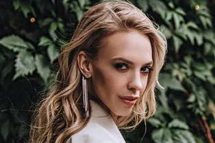 «Очень эротично!»: звезда Comedy Woman похвасталась фигурой в «опасной» юбке