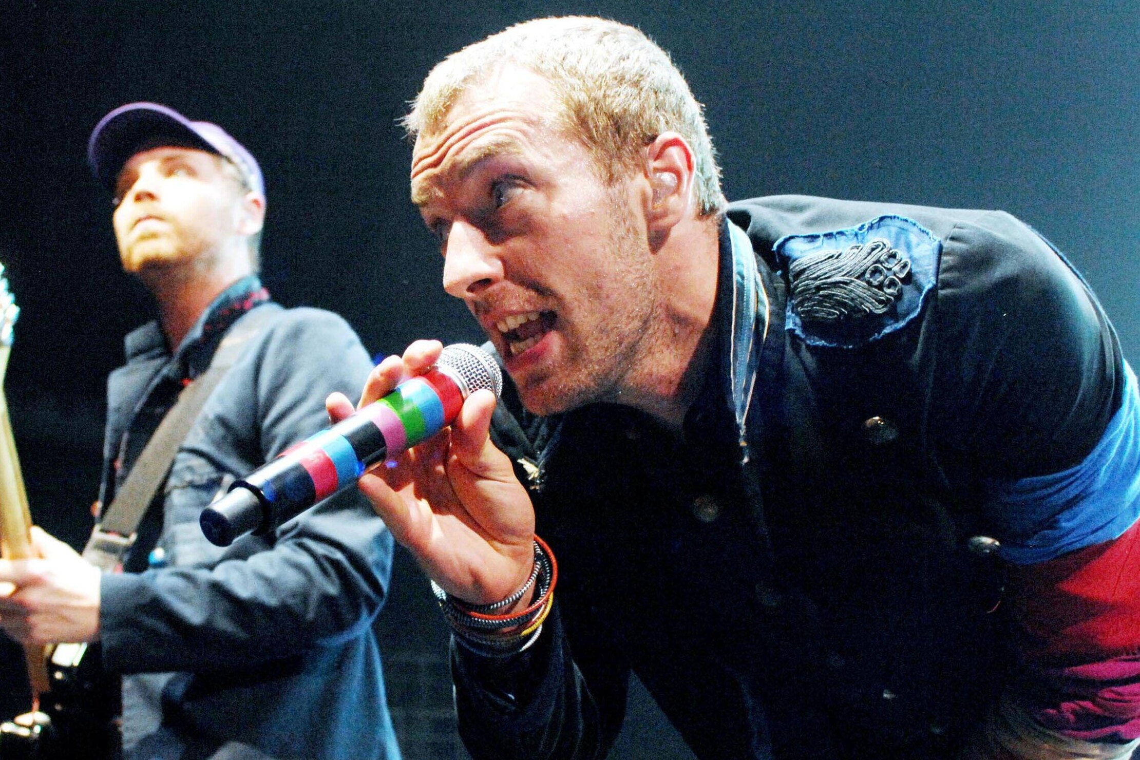«Мой прекрасный брат!»: лидер группы Coldplay Крис Мартин на концерте в Сеуле спел для фаната из России