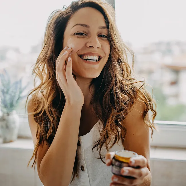 Как проводить чистку лица зимой: преимущества и особенности процедуры в холодное время года