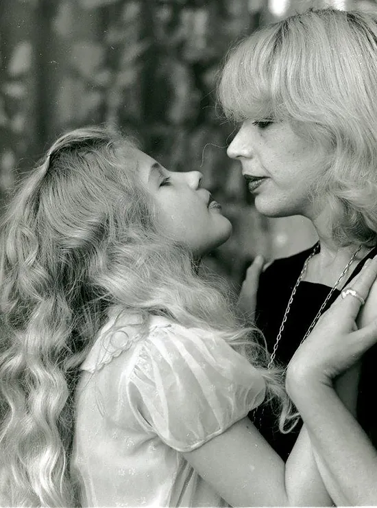 Koylak va tayt kiygan qizlarning porno videolari