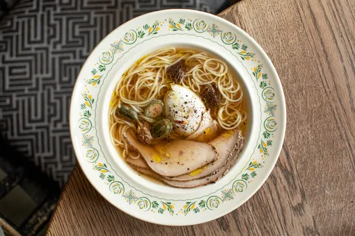 Куриный бульон с капеллини, сморчками и яйцом пашот