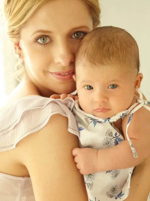 Сара Мишель Геллар с крошкой-дочерью