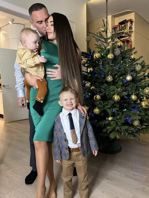 Алена Рапунцель с бойфрендом Александром Смуровым и сыновьями Богданом и Святославом