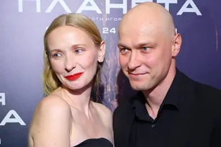 «Сложнее, чем с Сальмой Хайек»: Юра Борисов появился на премьере с женой, но говорил об Ирине Старшенбаум «Сложнее, чем с Сальмой Хайек»: Юра Борисов появился на премьере с женой, но говорил об Ирине Старшенбаум