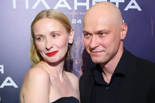 «Сложнее, чем с Сальмой Хайек»: Юра Борисов появился на премьере с женой, но говорил об Ирине Старшенбаум «Сложнее, чем с Сальмой Хайек»: Юра Борисов появился на премьере с женой, но говорил об Ирине Старшенбаум