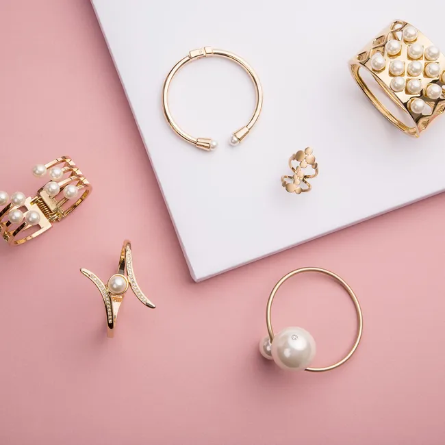 Ювелирный этикет: как модно сочетать кольца с одеждой, маникюром и между собой