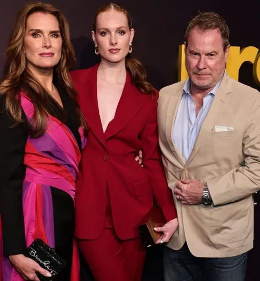 Брук Шилдс с дочерью и мужем на ковровой дорожке