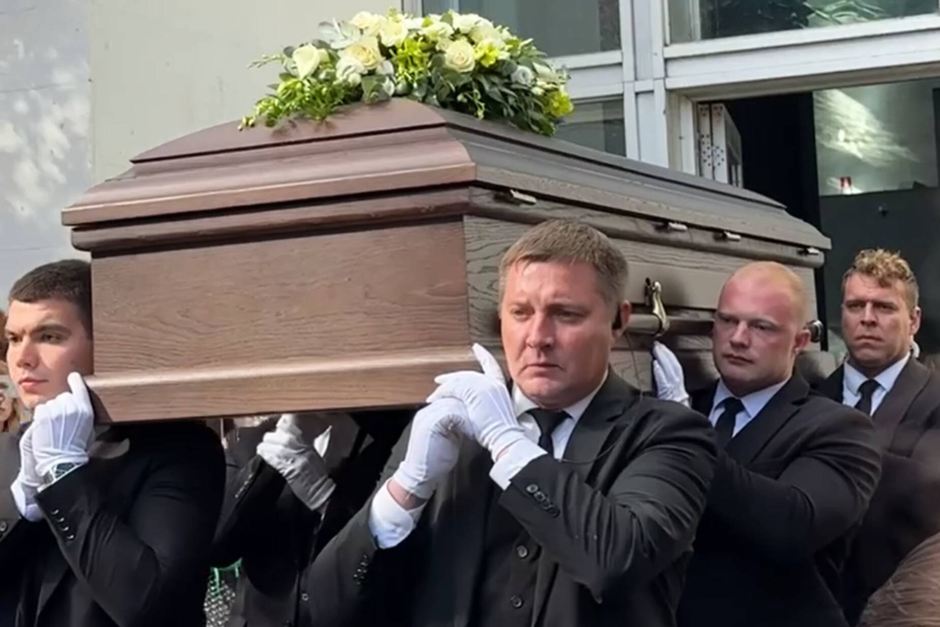 Гроб с телом Сергея Соседова после прощания с ним мамы вынесли из траурного зала Троекуровского кладбища — видео