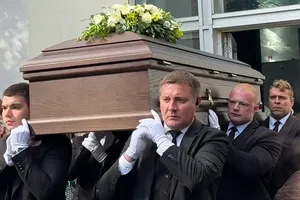 Гроб с телом Сергея Соседова после прощания с ним мамы вынесли из траурного зала Троекуровского кладбища — видео Гроб с телом Сергея Соседова после прощания с ним мамы вынесли из траурного зала Троекуровского кладбища — видео