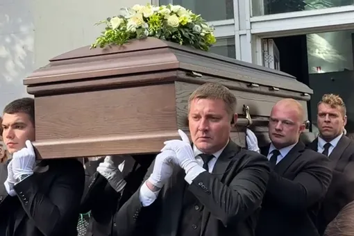 Гроб с телом Сергея Соседова после прощания с ним мамы вынесли из траурного зала Троекуровского кладбища — видео Гроб с телом Сергея Соседова после прощания с ним мамы вынесли из траурного зала Троекуровского кладбища — видео