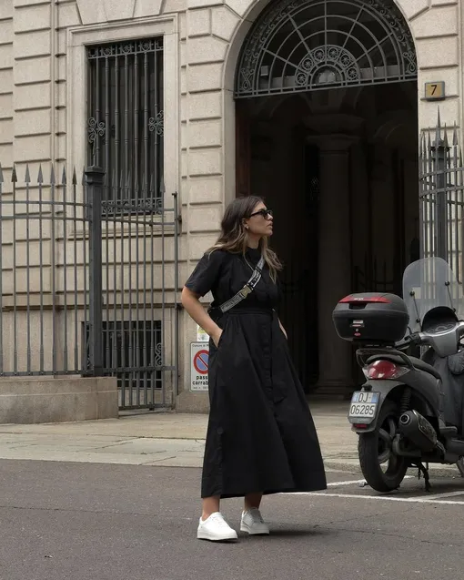 Давно полюбившиеся нам белые кроссовки по-прежнему с нами, но забудь о массивных «уродливых» фасонах — в тренде лаконичные «теннисные» модели.