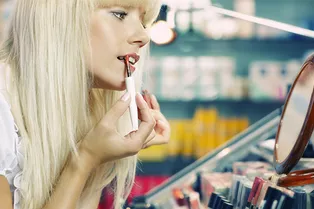 10 лайфхаков, как сэкономить на косметике в кризис