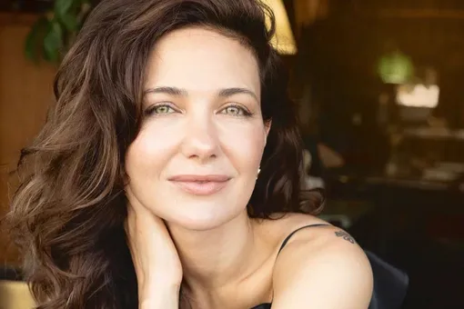 Екатерина Климова в платье с экстремальными разрезами снялась на крыше дома