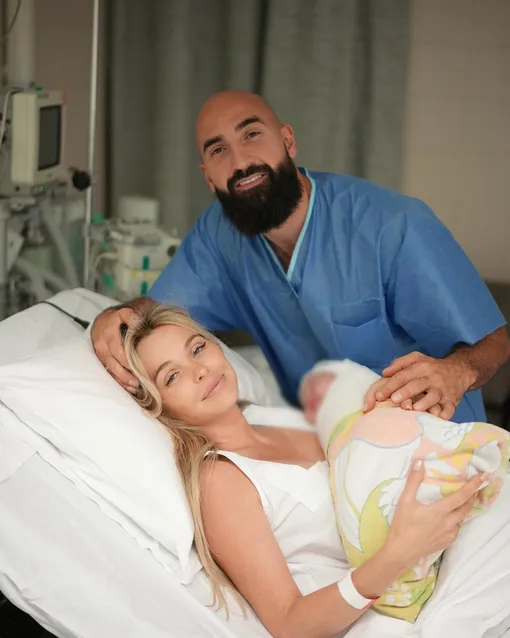 Анна Хилькевич с мужем и новорожденной третьей дочерью