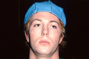 Устроил дебош в школьной столовой: младшего сына певицы Шер арестовали Устроил дебош в школьной столовой: младшего сына певицы Шер арестовали