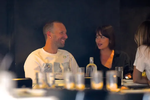 Крис Мартин и Дакота Джонсон ни разу публично не комментировали свой роман