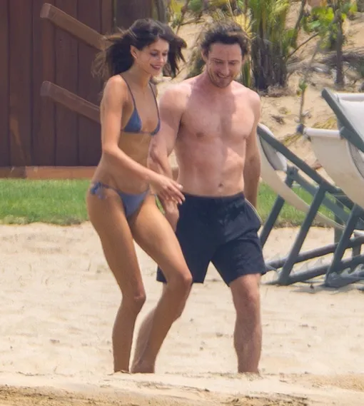 Кайя Гербер и Льюис Пуллман на пляже