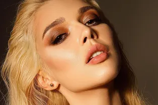 «Ты и без "ВИА Гры" бомба»: Эрика Герцег в топе на голое тело обворожила фанатов