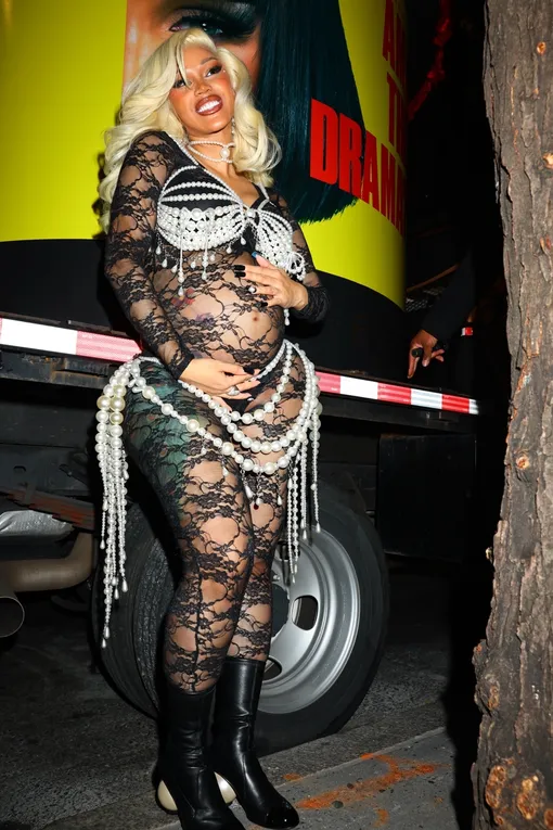 Карди Би в откровенном образе