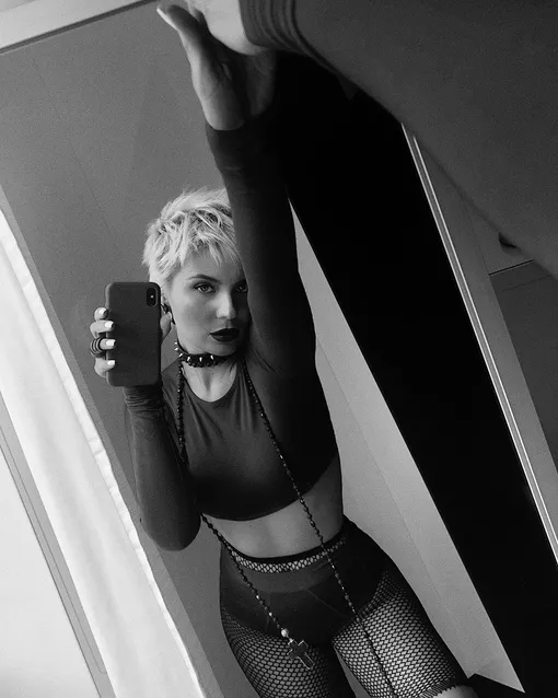 Анна позировала в эффектном образе