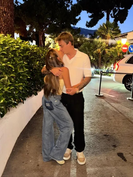 Катя Жужа трогательно поцеловала Артема Маркелова