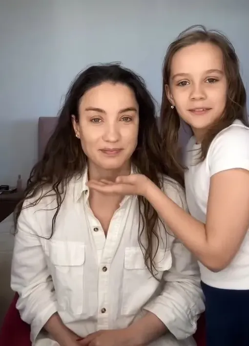 Лизе нравится делать макияж Лизе нравится делать макияж