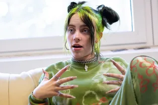 У Билли Айлиш ловко сняли кольцо с пальца на ее концерте в Техасе