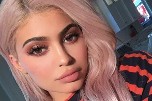 Покупатели жалуются на невыносимый запах теней из коллекции Кайли Дженнер